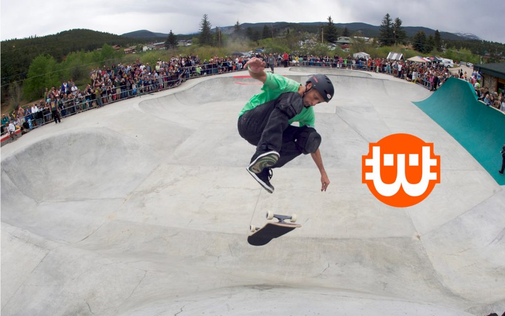 Tony Hawk gördeszka jár egy speciális NFT mellé