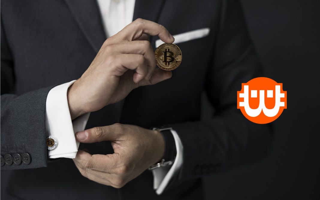 kripto öltönyös intézményi befektető elegánsan egy bitcoinérmét tart a kezében