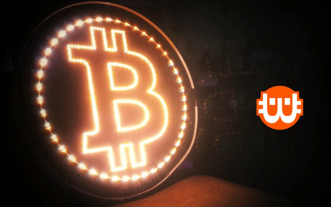 bitcoin logó sötétbben, égő villanykörtékből kirakva