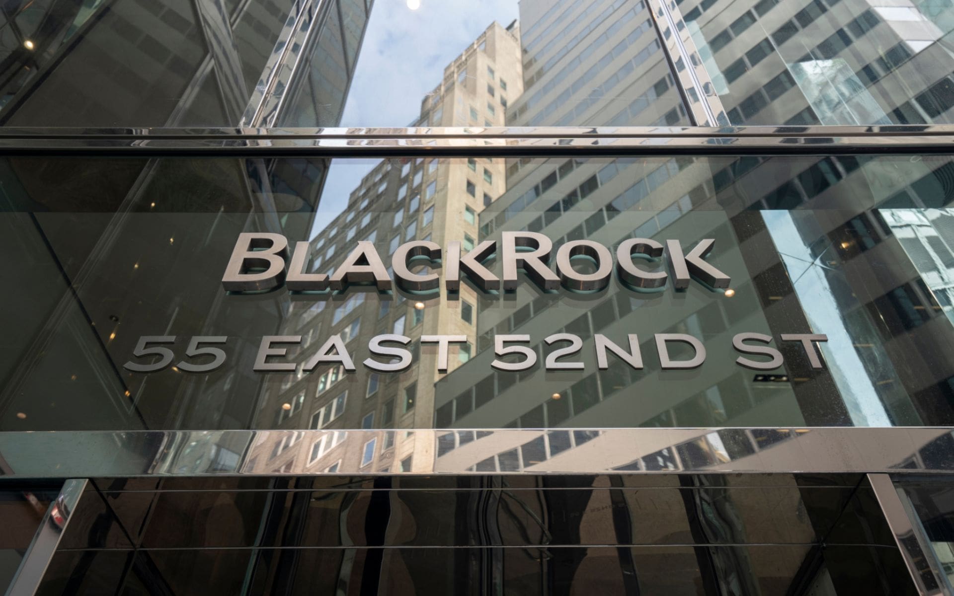 Stablecoin-fedezetet épít Solanán és az Ethereumon a BlackRock Stablecoin-fedezetet épít Solanán és az Ethereumon a BlackRock
