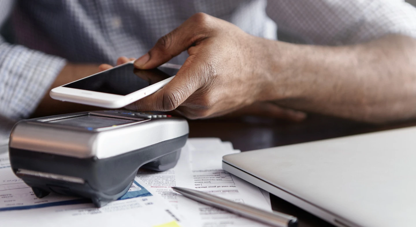 Már a cégek kasszájába is betörtek a digitális eszközös fizetések