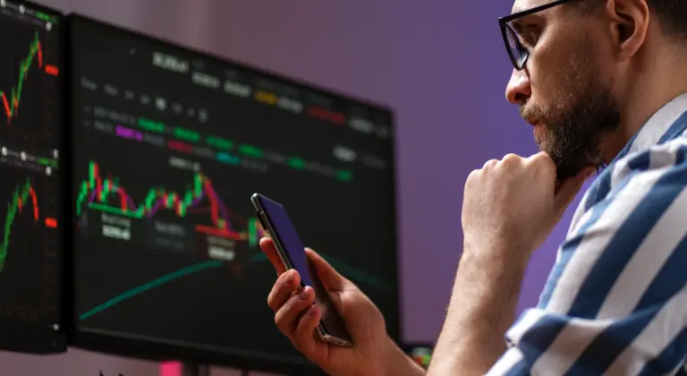 Zuhanásnak indult s Nakamoto részvény a Nasdaq-megfelelésért végrehajtott összevonás után