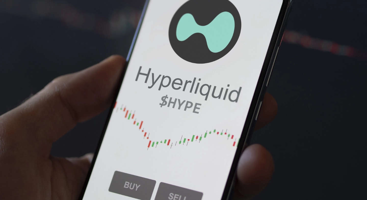 A Hyperliquid megkapta a szingapúri sárga lapot, és ettől újra fellángolt a decentralizációs vita